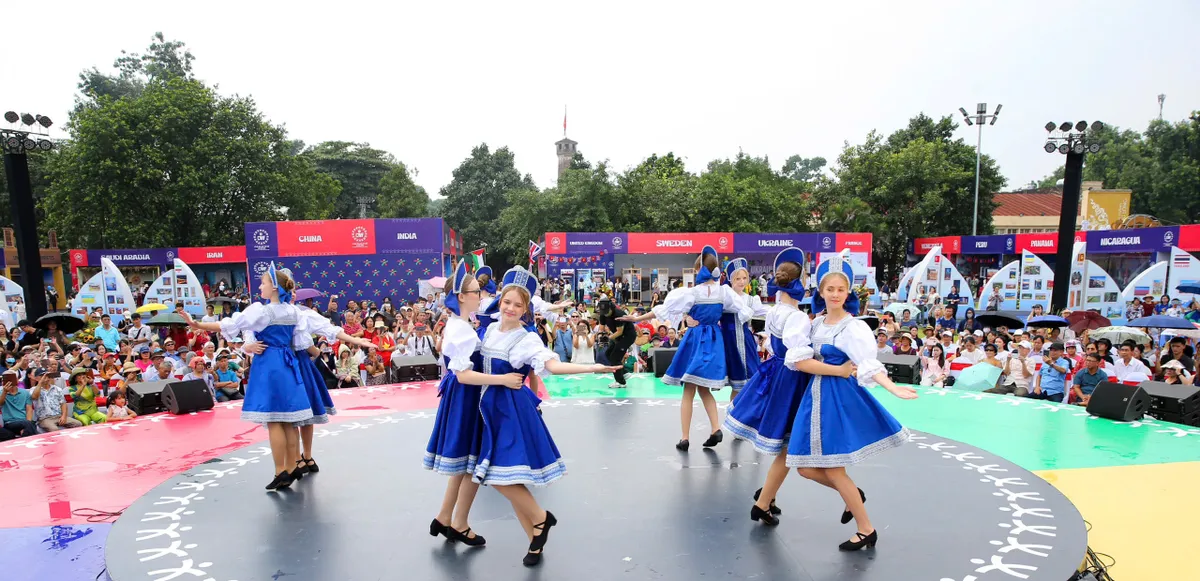 Zehntausende Touristen kommen zum Weltkulturfestival nach Hanoi – Foto 7.