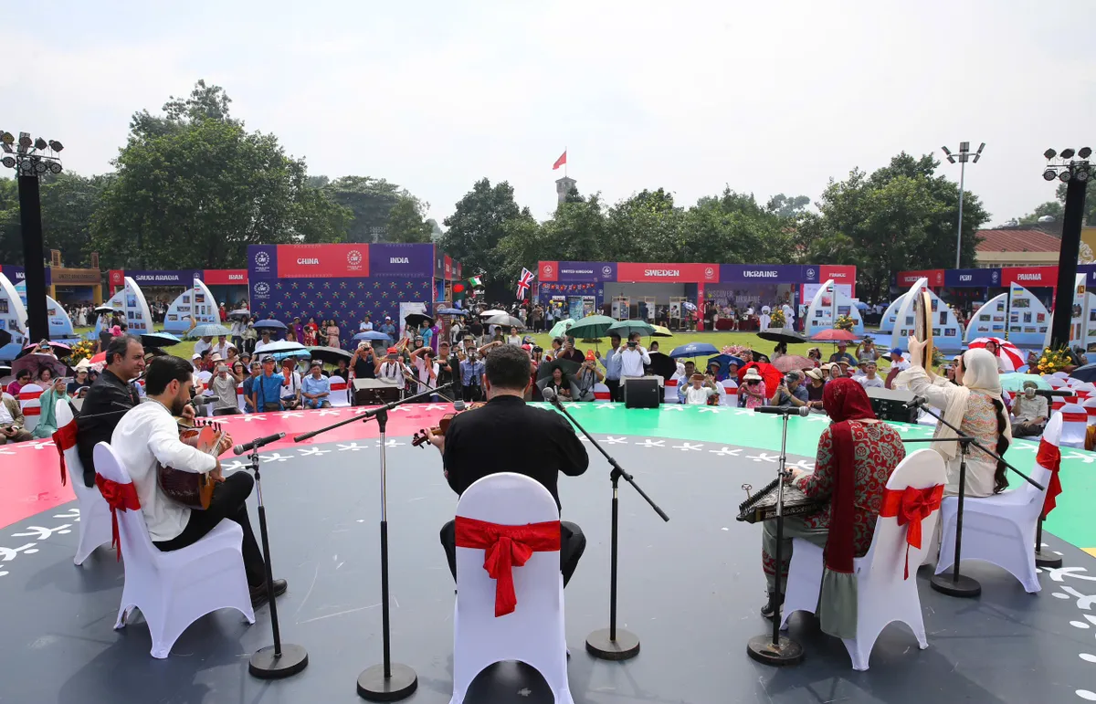 Zehntausende Touristen kommen zum Weltkulturfestival nach Hanoi – Foto 8.