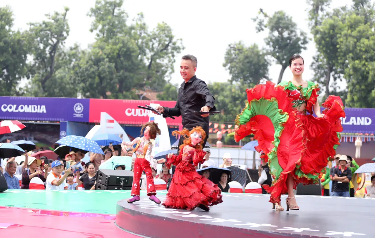 Zehntausende Touristen kommen zum Weltkulturfestival nach Hanoi – Foto 9.