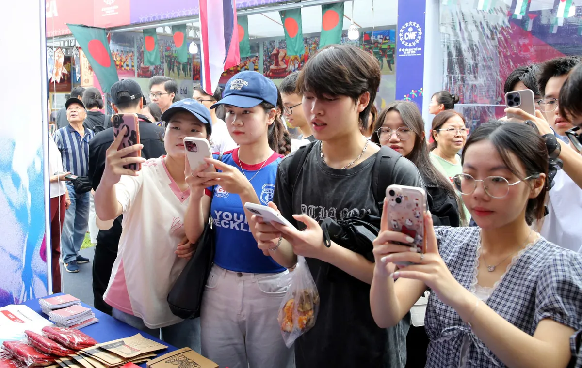 Zehntausende Touristen kommen zum Weltkulturfestival nach Hanoi – Foto 11.