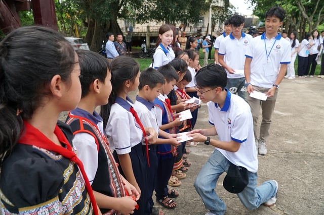 Kiều bào trẻ  hạnh phúc khi về   thăm quê hương - Ảnh 3.