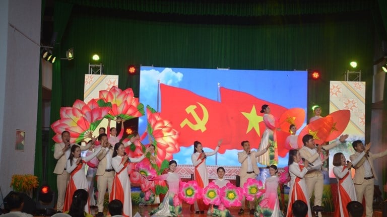 Propaganda Keliling Berwarna-warni di Kota Pegunungan Gia Lai - Foto 1
