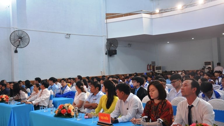 Propaganda Keliling Berwarna-warni di Kota Pegunungan Gia Lai - Foto 3