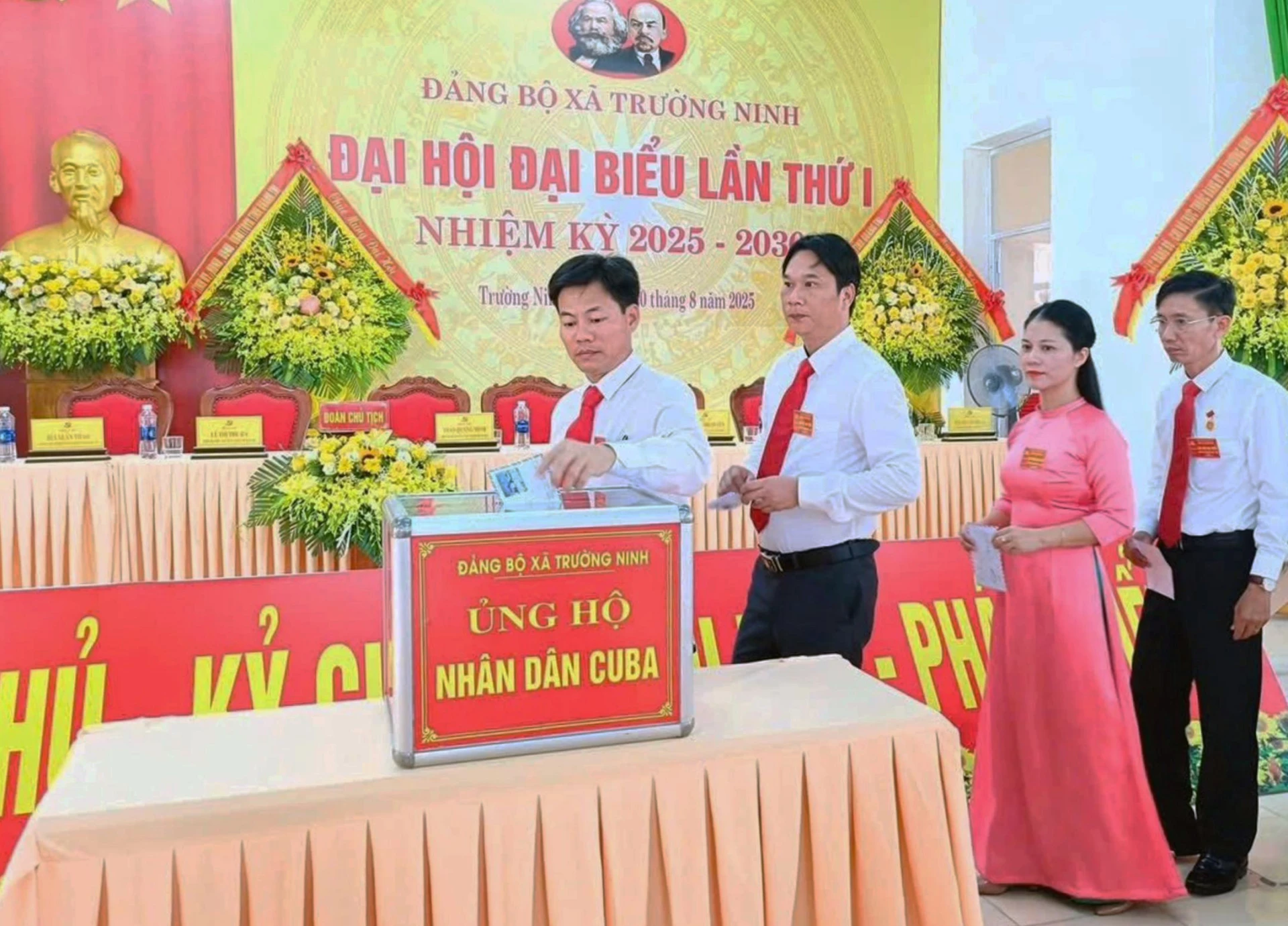 Des responsables et des membres du parti de la commune de Truong Ninh participent au soutien au peuple cubain - Photo : L.C