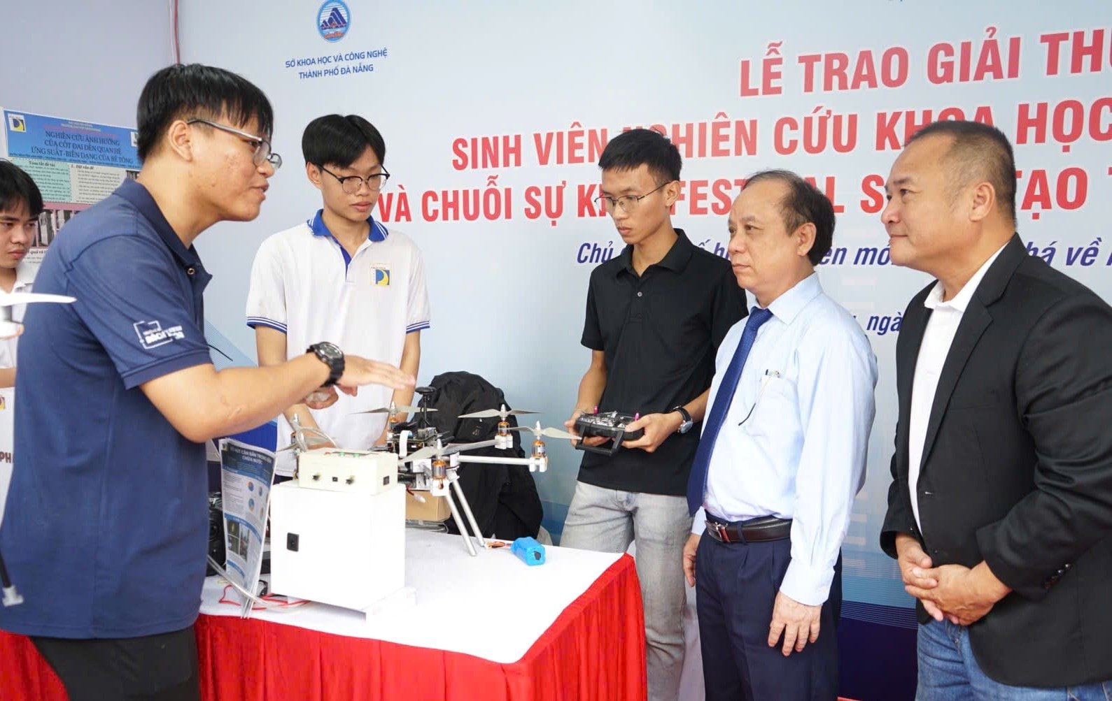 Festival Sáng tạo trẻ triển lãm các sản phẩm, công trình nghiên cứu khoa học và đổi mới sáng tạo tiêu biểu của sinh viên. Ảnh: NGỌC HÀ. 