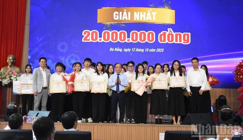 Danang University hedrer og belønner fremragende studenter innen vitenskapelig forskning, skoleåret 2024–2025. (Foto: ANH DAO)