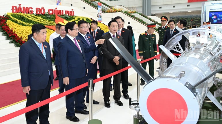 Thủ tướng Phạm Minh Chính tham quan gian trưng bày các sản phẩm khoa học công nghệ cao do các tập đoàn, tổng công ty trong nước nghiên cứu sản xuất. (Ảnh: Trần Hải)