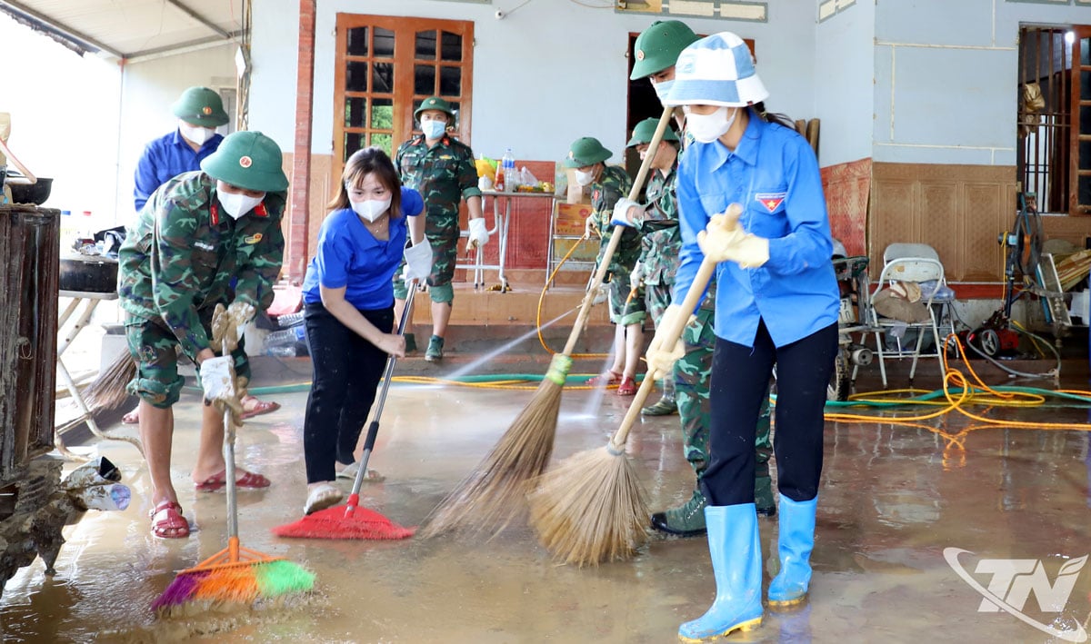 កម្មាភិបាល ទាហាន សមាជិក​សហជីព និង​យុវជន​ជួយ​ប្រជាជន​សម្អាត​ក្រោយ​ទឹកជំនន់