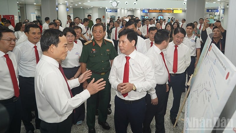 Ho Chi Minh-stadens partisekreterare Tran Luu Quang och delegationen besökte tunnelbanelinje 01 Ben Thanh-Suoi Tien. (Foto: The Anh)