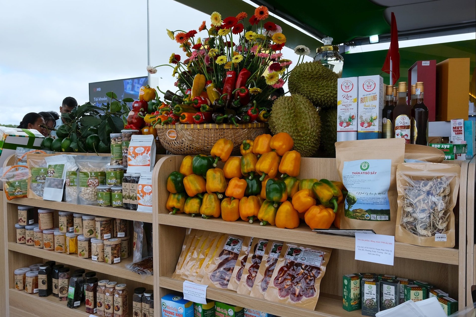 An Ständen werden landwirtschaftliche Produkte von Lam Dong ausgestellt.