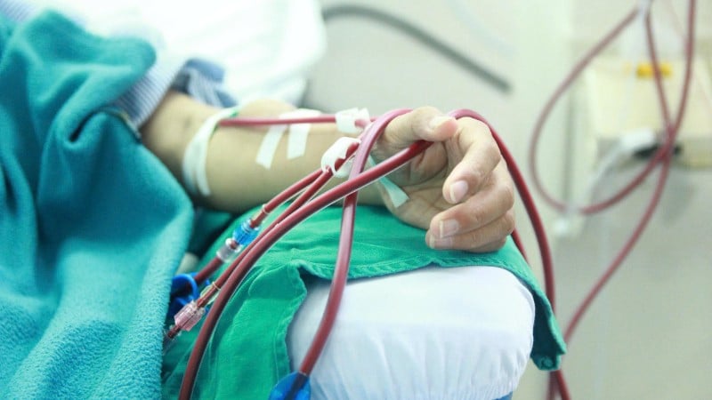 Bệnh nhân trẻ tuổi chạy thận tại Bệnh viện đa khoa Đức Giang. 