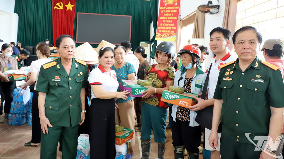 ចែកអំណោយដល់ប្រជាជនក្នុងវួដ Linh Son។