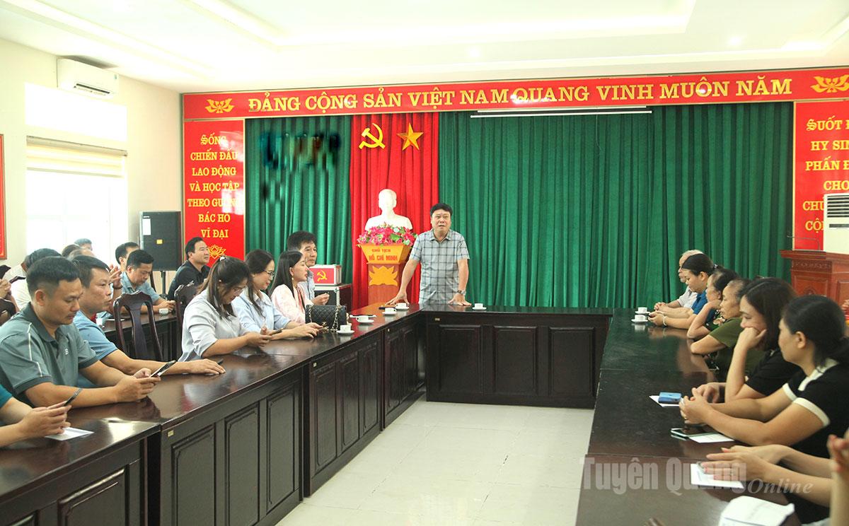 Editor-in-Chief of Tuyen Quang Newspaper, Radio and Television Mai Duc Thong shared the losses and difficulties of some households in Ha Giang 1 ward and the agency's staff and workers.