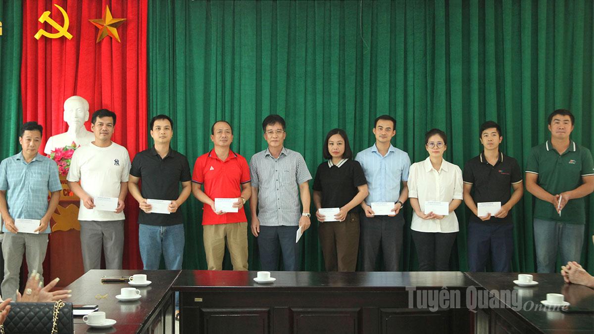 Union Chairman Nguyen Manh Cuong gives support to union members' families.