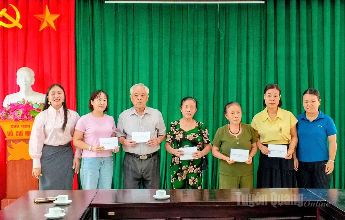 The delegation gave gifts to households affected by storm No. 10.