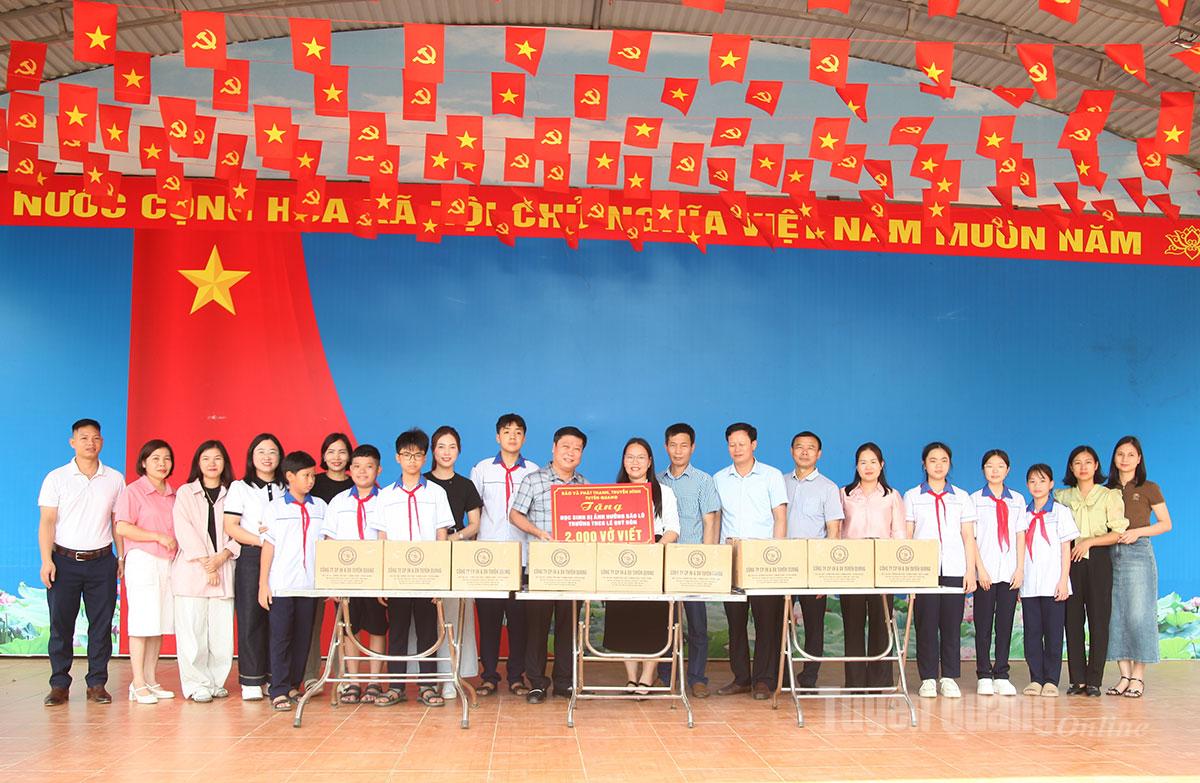 The delegation donated 2,000 notebooks to students of Le Quy Don Secondary School.