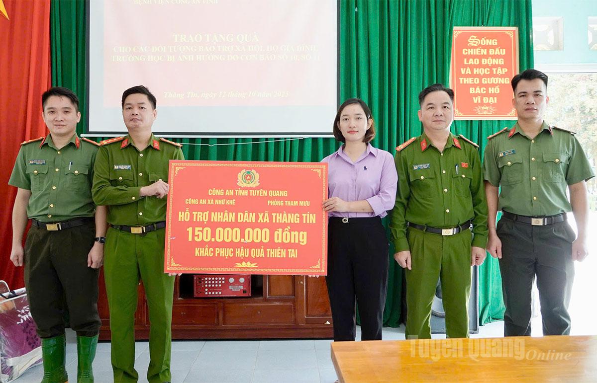 Die Gemeinde Thanh Tin erhielt Geschenke im Wert von 150 Millionen VND von der Polizeidirektion der Provinz, der Polizei der Gemeinde Nhu Khe und dem Polizeikrankenhaus der Provinz.