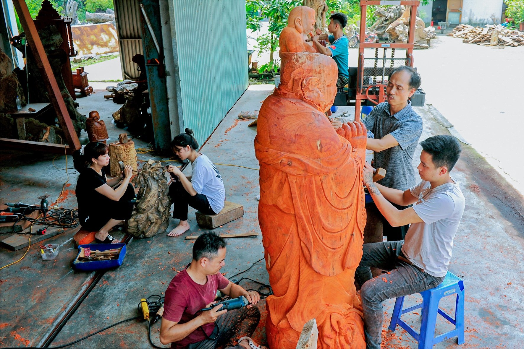 ປະມານ 80% ຈຳນວນ​ຄົນ​ງານ​ຢູ່​ໝູ່​ບ້ານ​ຊ່າງ​ໄມ້​ພື້ນ​ເມືອງ ດົ່ງ​ເຈົາ ​ແມ່ນ​ຊາວ​ໜຸ່ມ. ພາບ: ແທງຈຸງ