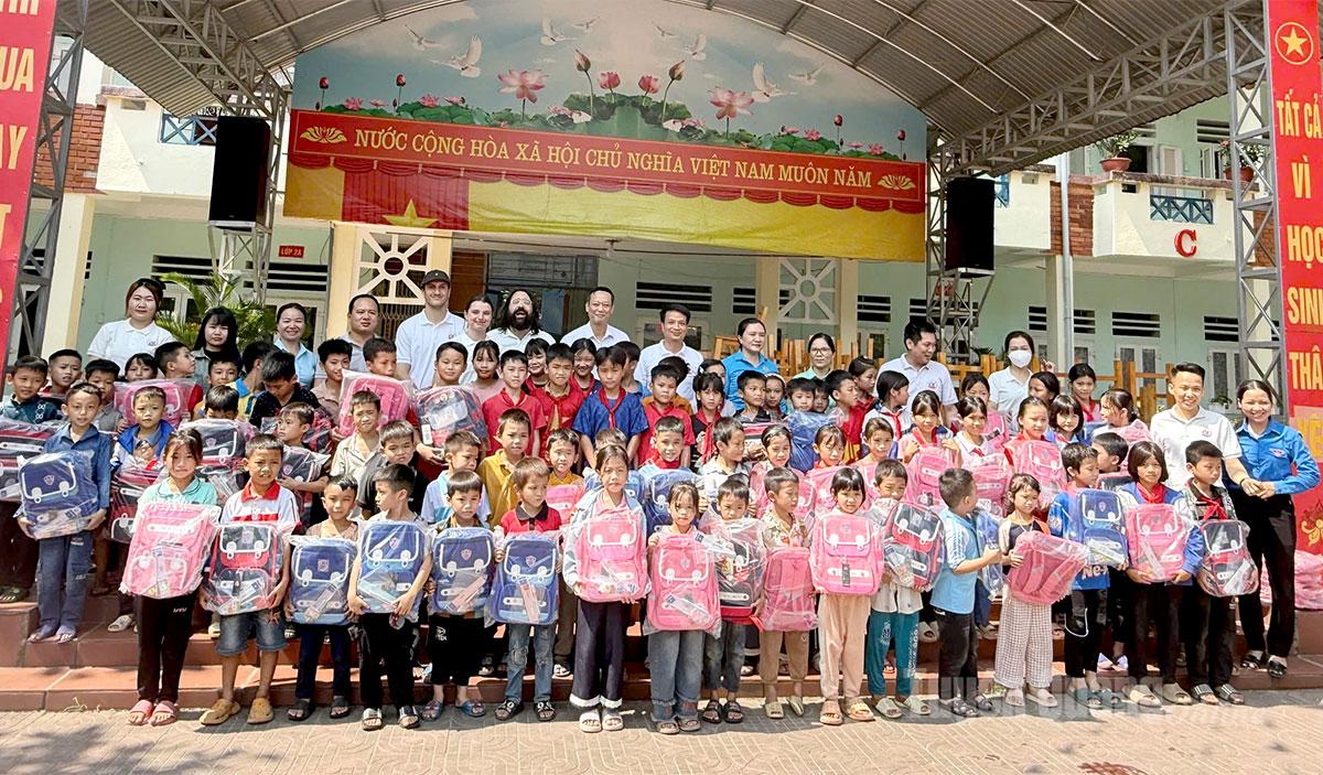 Trường Tiểu học Lê Văn Tám trao quà cho học sinh trường Tiểu học Ngọc Linh, xã Linh Hồ bị ảnh hưởng bởi mưa bão.