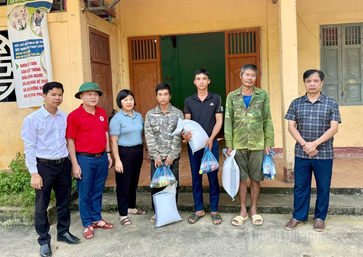 Lãnh đạo Hội chữ thập đỏ tỉnh Tuyên Quang và Công ty TNHH Một thành viên Dịch vụ Thương mại Tiến Thuận, trào quà cho người dân xã Tân Long.