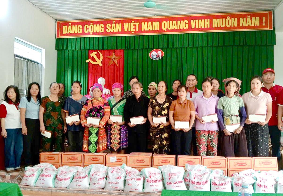 Tập đoàn ViDo Group thành phố Hồ Chí Minh trao quà cho người dân xã Kiến Thiết.