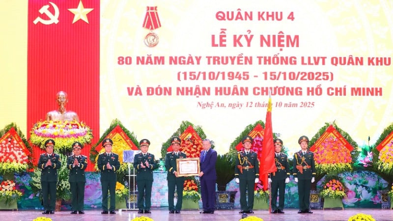 Le secrétaire général To Lam a remis la médaille Ho Chi Minh à la 4e région militaire.