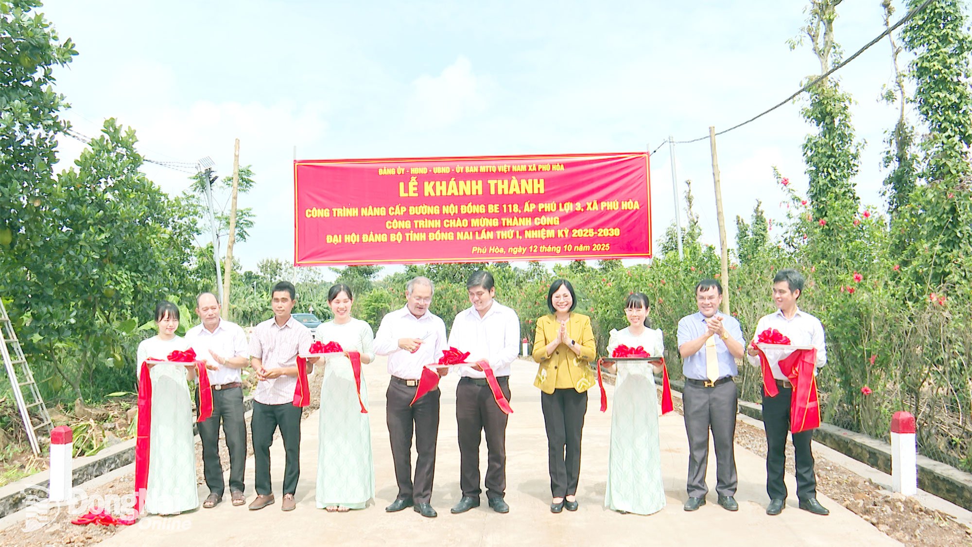 Tỉnh ủy viên, Phó Chủ tịch UBND tỉnh Đồng Nai Nguyễn Thị Hoàng (áo vàng) cùng lãnh đạo địa phương cắt băng khánh thành công trình nâng cấp đường nội đồng BE 118 trị giá 8,8 tỷ đồng. Ảnh: Đặng Hùng.