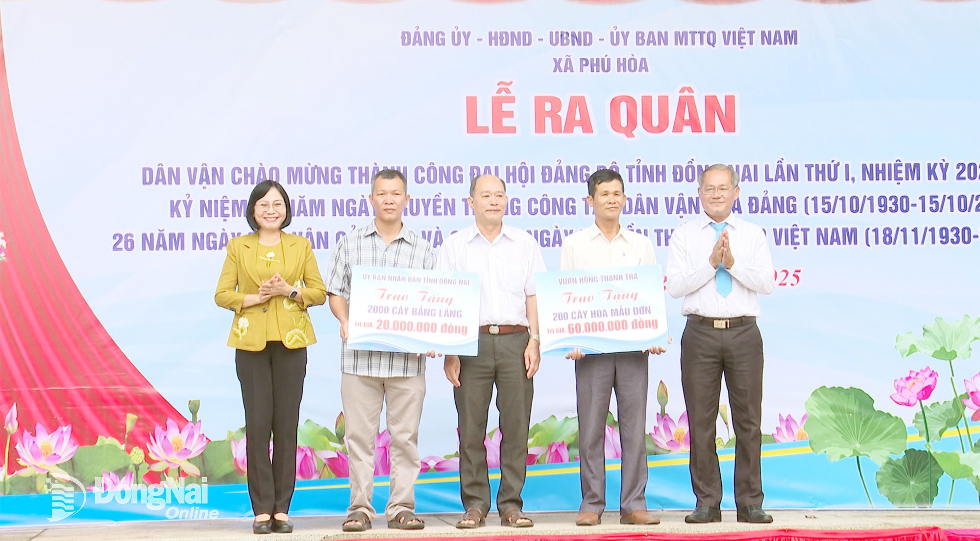 Tỉnh ủy viên, Phó Chủ tịch UBND tỉnh Đồng Nai Nguyễn Thị Hoàng tặng quà của tỉnh gồm 2.000 cây bằng lăng và 200 cây mẫu đơn, trị giá 80 triệu đồng để Phú Hòa làm đẹp các tuyến đường 120 - Gia Canh; Phú Hòa, Phú Điền. Ảnh: Đặng Hùng.
