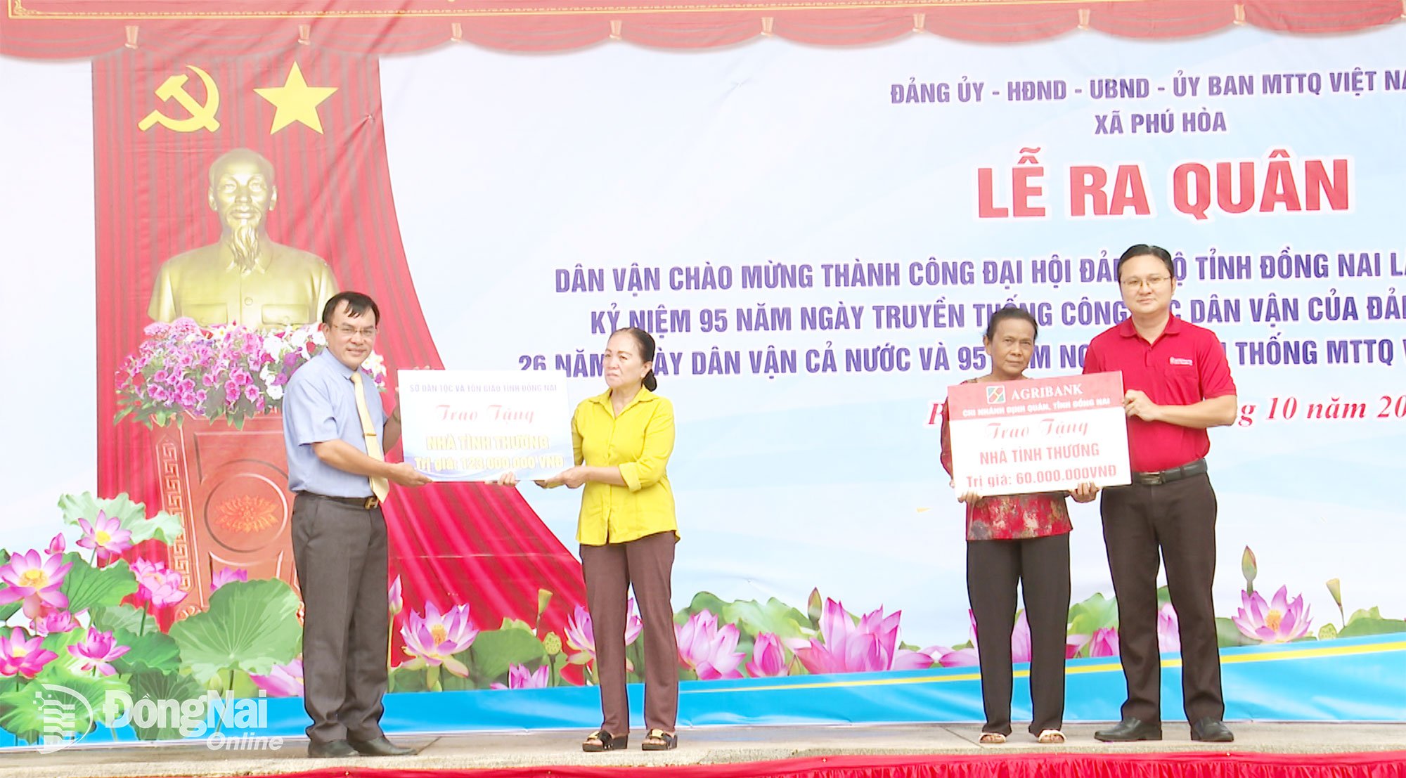Lãnh đạo xã Phú Hòa và mạnh thường quân trao biểu trưng tặng nhà tình thương cho 2 hộ khó khăn trên địa bàn xã. Ảnh: Đặng Hùng.