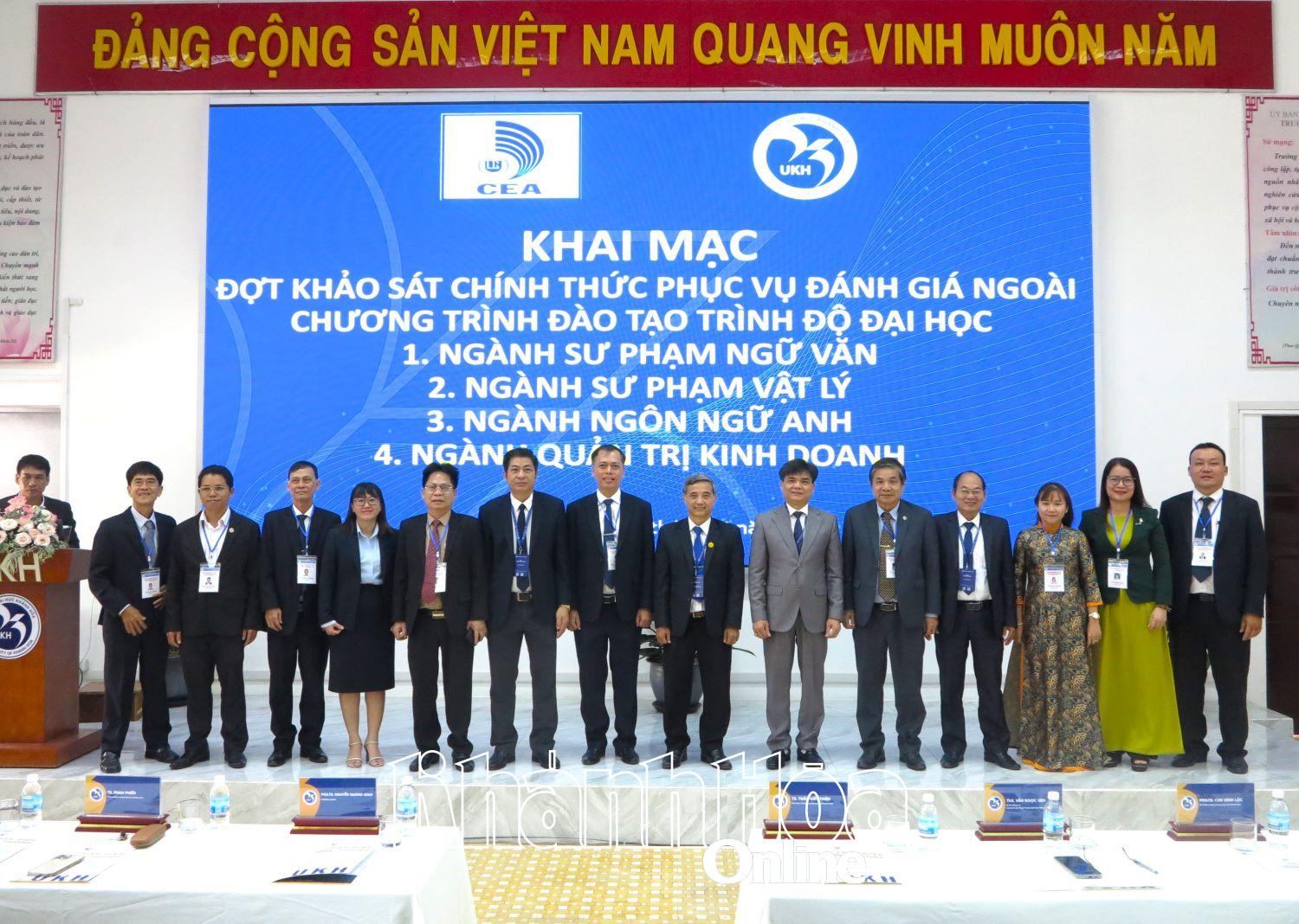 Medlemmer av undersøkelsesteamet og ledelsen ved Khanh Hoa University.