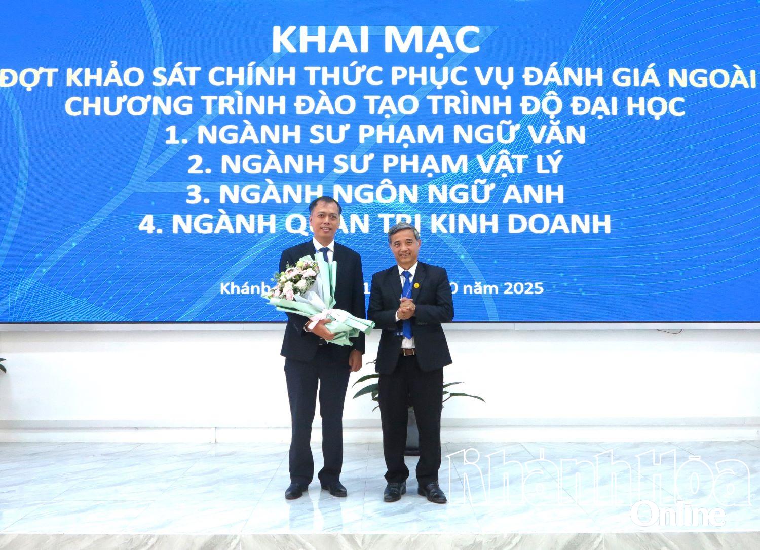 Herr Van Ngoc Sen – partisekretær og styreleder ved Khanh Hoa-universitetet – overrakte blomster til representanten for befaringsteamet.