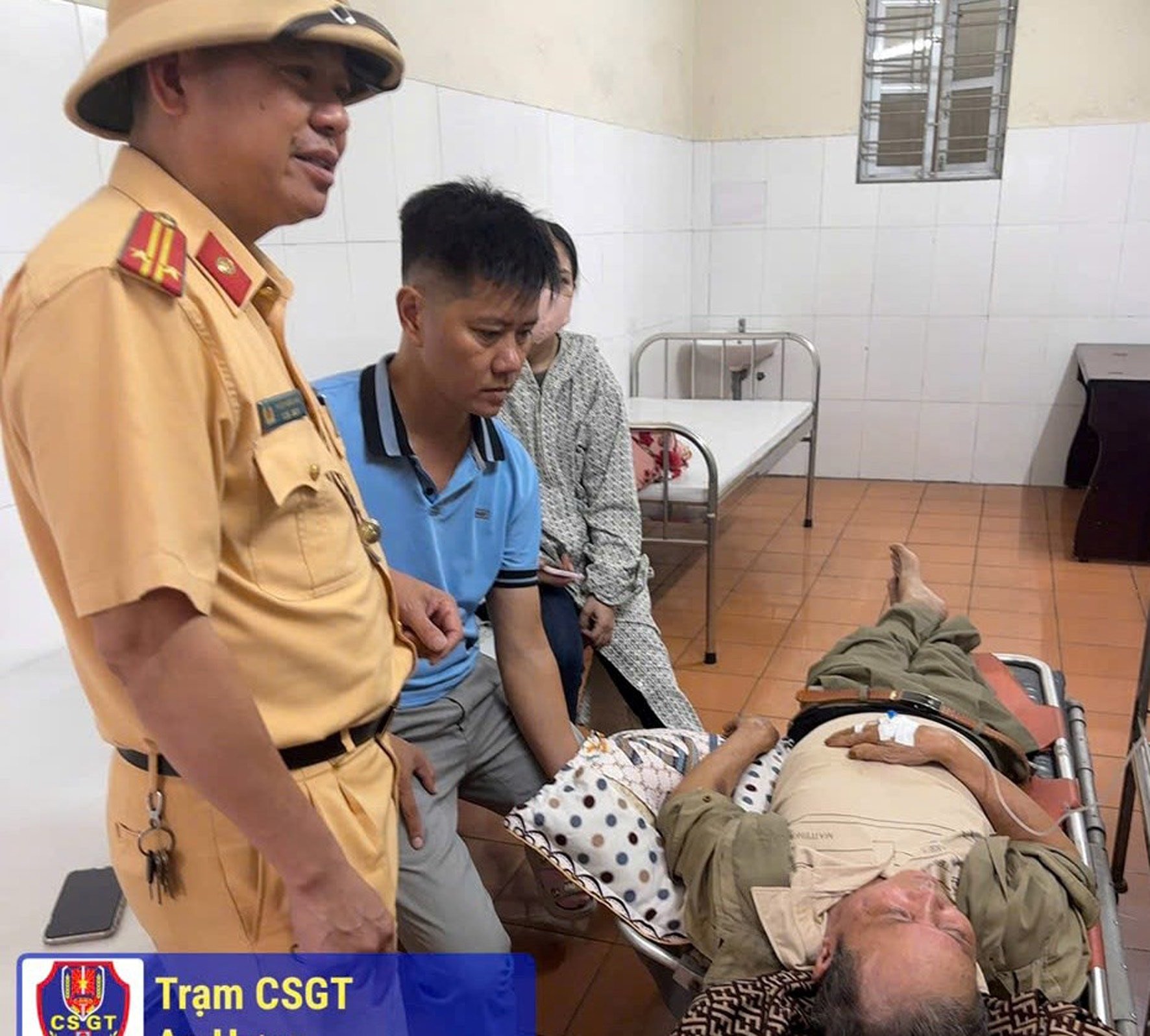 ตำรวจช่วยเหลือผู้ประสบอุบัติเหตุหลอดเลือดสมองแตก 1