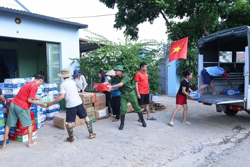 កម្លាំង​ដាក់​ពង្រាយ​ដឹក​ជញ្ជូន​ទំនិញ​ជួយ​ប្រជាជន​នៅ​ខេត្ត Bac Ninh