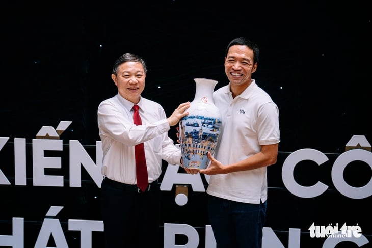 Đại biểu Đại hội Đảng bộ TP.HCM tham quan Bảo tàng Lịch sử, trụ sở Zalo - Ảnh 7.