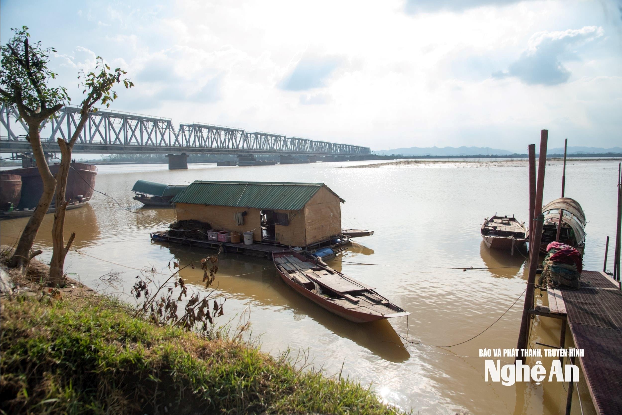 Những nốc thuyền và nhà nổi của người dân vạn chài xóm Xuân Lam 2, xã Hưng Nguyên Nam dưới chân cầu đường sắt Yên Xuân. Ảnh: Minh Quân
