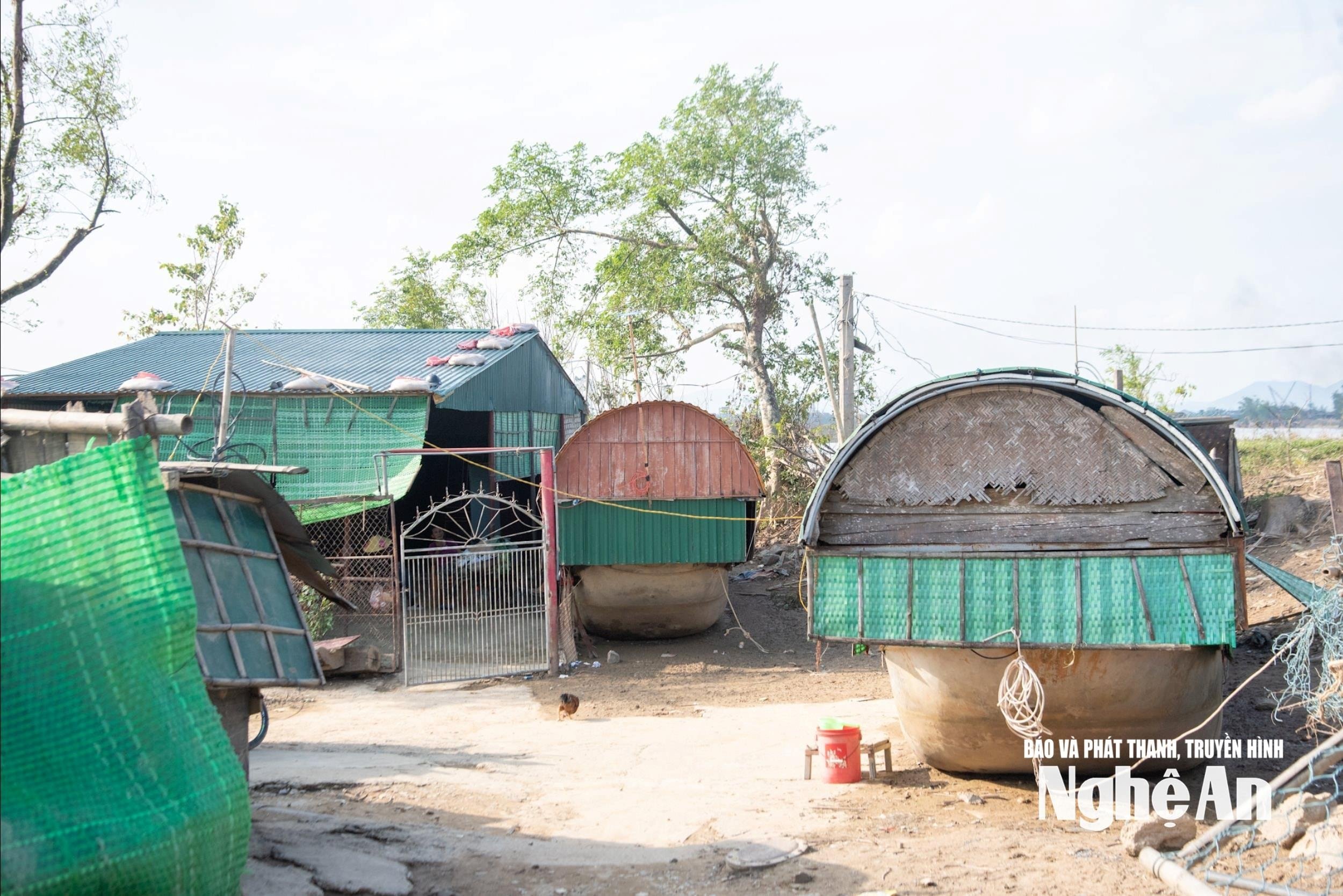 Những căn nhà tạm bợ và những nốc thuyền được kéo lên bờ của người dân vạn chài. Ảnh: Minh Quân