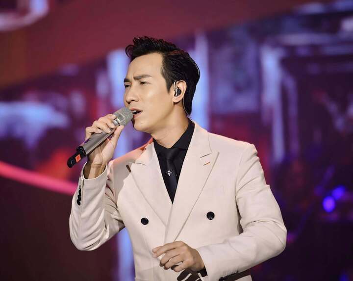 Penyanyi Le Anh Dung mempersembahkan lagu 