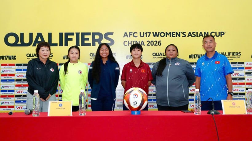 តំណាងក្រុមនារី U17 វៀតណាម ហុងកុង (ចិន) និងកោះហ្គាំ ក្នុងសន្និសីទសារព័ត៌មាន។ (រូបថត៖ VFF)