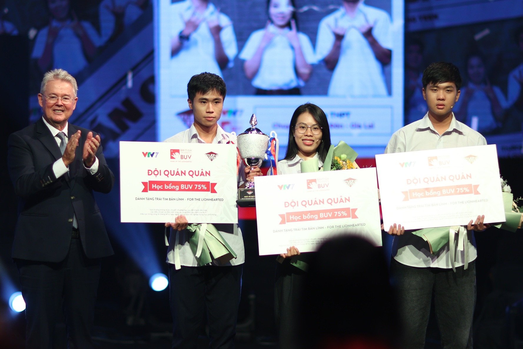 រូបថតរបស់ Teen School នៅក្នុង article.JPG