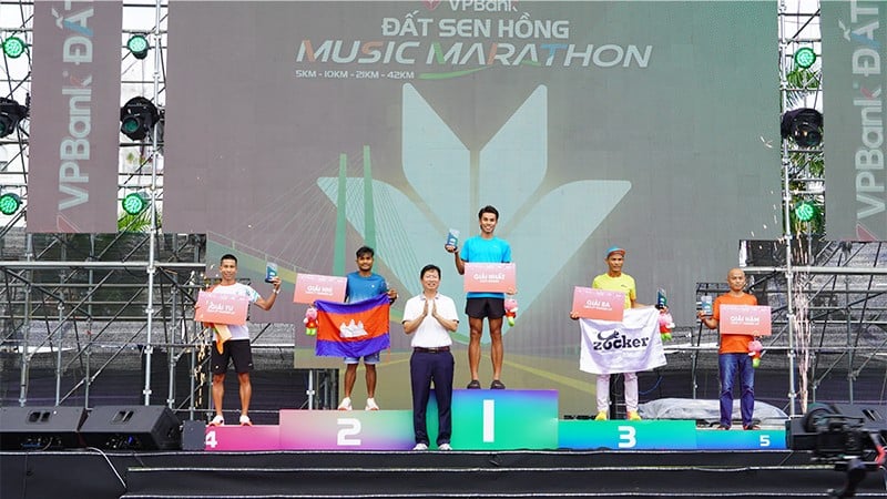 Pan Huynh Minh Tuan, místopředseda provinčního lidového výboru Dong Thap a předseda organizačního výboru, předal ceny mužským sportovcům v závodě na 42 km.