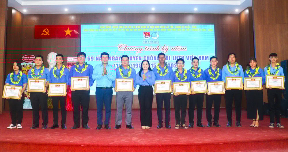 ការផ្តល់រង្វាន់ដល់មន្ត្រីសហជីពឆ្នើមដែលមានស្នាដៃឆ្នើម។