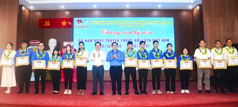 ការផ្តល់រង្វាន់ដល់សមាជិក និងយុវជនឆ្នើម។