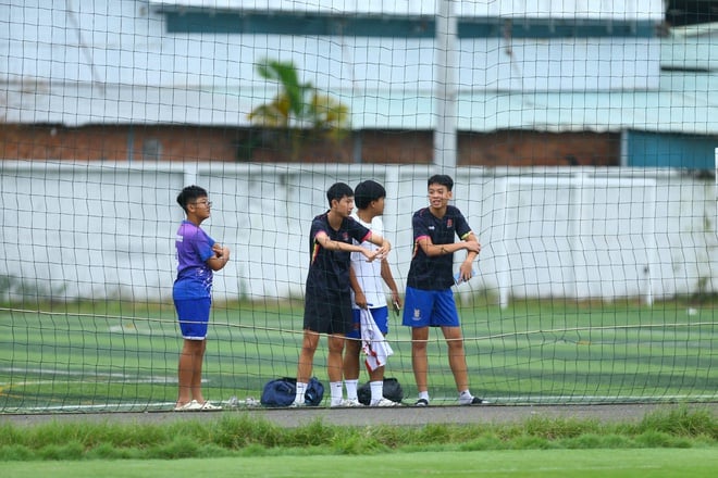 Hoàng Đức trở lại, Văn Lâm tập dưới ánh mắt của người đặc biệt - Ảnh 7.