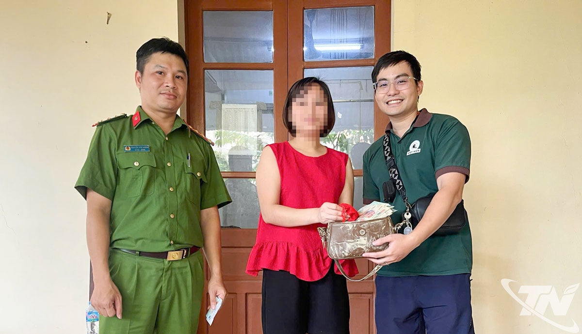 Anh La Trung Kiên trao trả túi xách cho chị Đ.T.N.T. với sự chứng kiến của cán bộ Công an phường Phan Đình Phùng.