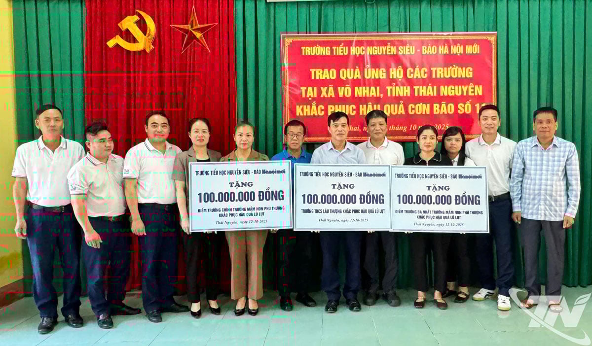 Akhbar Hanoi Moi dan Sekolah Rendah Nguyen Sieu secara simbolik menderma 300 juta VND untuk menyokong sekolah yang terjejas teruk akibat banjir di komune Vo Nhai, wilayah Thai Nguyen.