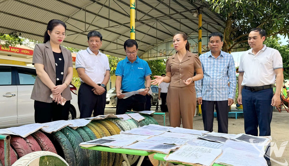 Delegasi melawat dan menggalakkan guru dan pelajar di Tadika Phu Thuong, komune Vo Nhai.