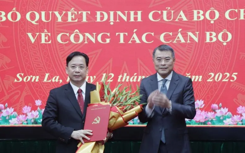 Ủy viên Bộ Chính trị, Bí thư Trung ương Đảng, Trưởng Ban Tổ chức Trung ương Lê Minh Hưng tặng hoa chúc mừng tân Bí thư Tỉnh ủy Sơn La Hoàng Văn Nghiệm. (Ảnh: TTXVN)