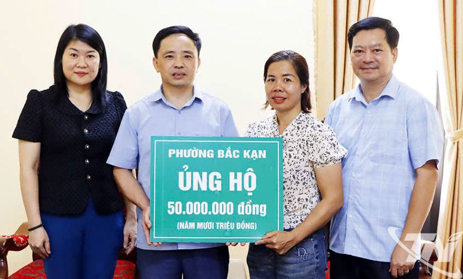 Đại diện lãnh đạo phường Bắc Kạn đã đến trao số tiền ủng hộ xã Na Rì 50 triệu đồng.