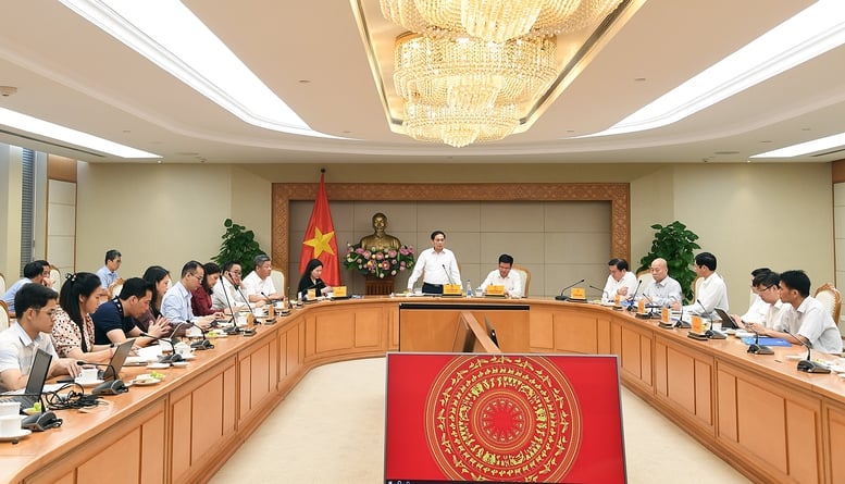Phó Thủ tướng Bùi Thanh Sơn chủ trì họp rà soát tiến độ chuẩn bị tổ chức Hội chợ Mùa thu 2025- Ảnh 2. Phó Thủ tướng Bùi Thanh Sơn chủ trì họp rà soát tiến độ chuẩn bị tổ chức Hội chợ Mùa thu 2025- Ảnh 2.