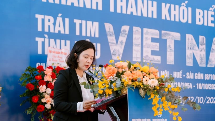 Directorul adjunct al Departamentului de Cultură și Sport din Hanoi, Le Thi Anh Mai, a vorbit la eveniment.